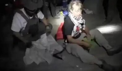 Alıkonulan aktivist Greta Thunberg’e kötü muamele iddiası: İsrail bayrağını öptürdüler!