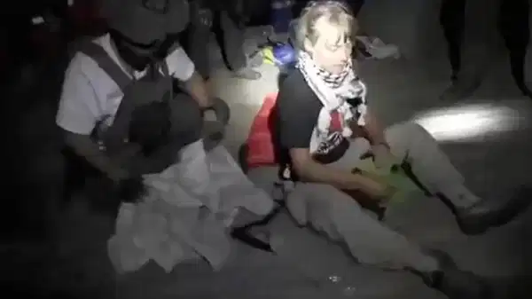 Alıkonulan aktivist Greta Thunberg’e kötü muamele iddiası: İsrail bayrağını öptürdüler!