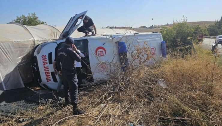 Ambulansla otomobil çarpıştı: 3’ü sağlık görevlisi, 8 yaralı