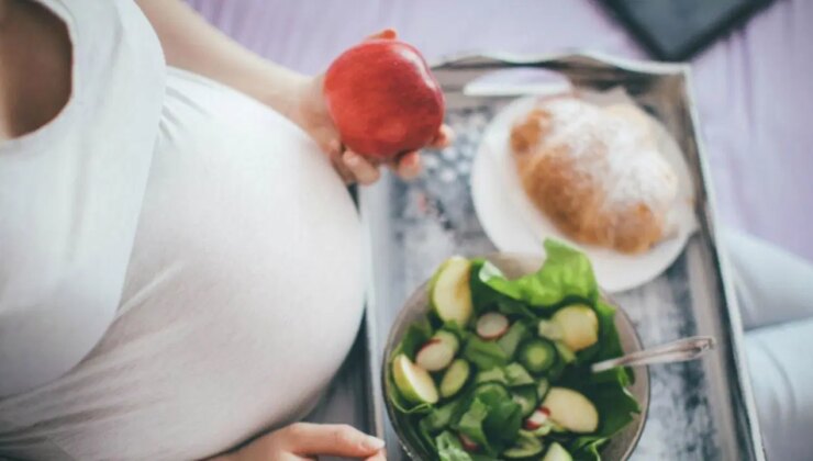 Anne ve bebeğin sağlığını riske atıyor, gelişimi etkiliyor: Hamilelikte tüketilmemesi gereken 8 besin