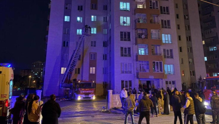 Apartmanın koridorunda yangın çıktı: Bina sakinleri tahliye edildi!