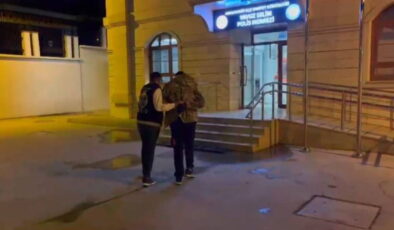 Arnavutköy’de durakta genç kıza sözlü taciz kamerada!