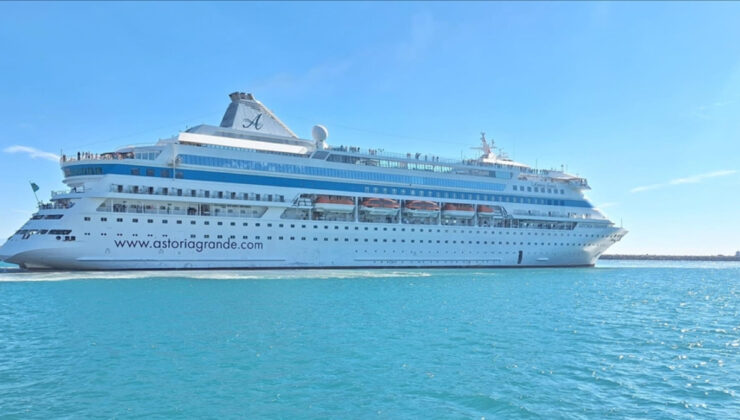 Astoria Grande kruvaziyeri Alanya Limanı’na demirledi