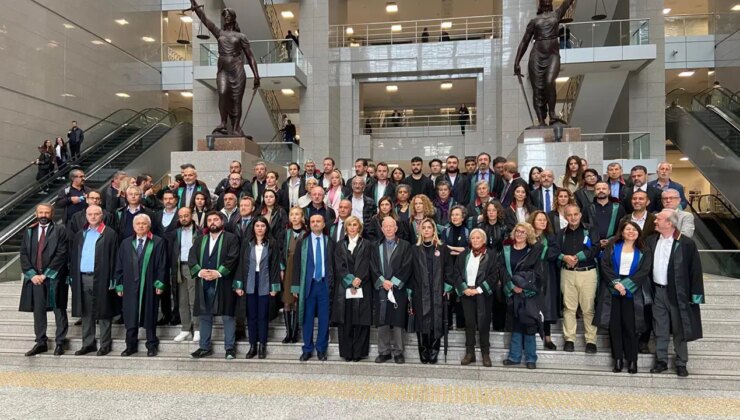 Avukatlar ‘Savunma Nöbeti’ne devam etti: ‘Bu toplumun kaderi, tek tek insanların erdemine bırakılamayacak kadar büyük’