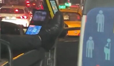 ‘Ayağını çıkarak otobüs süren şoför’ skandalı! İETT: Özel halk otobüsü şoförü işten el çektirilmiştir