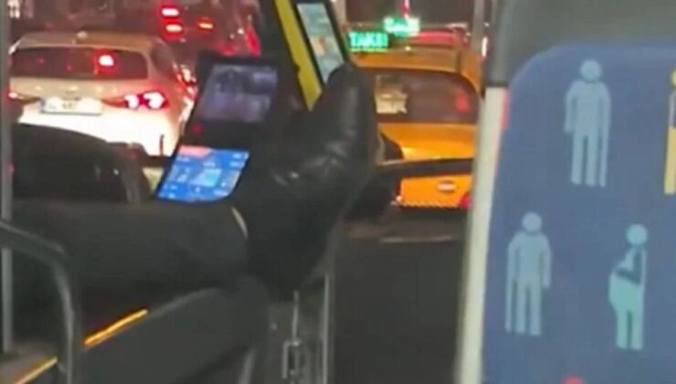 ‘Ayağını çıkarak otobüs süren şoför’ skandalı! İETT: Özel halk otobüsü şoförü işten el çektirilmiştir