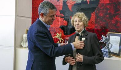 Ayşe Kulin, CHP’ye üye oldu: Rozetini Özgür Özel taktı