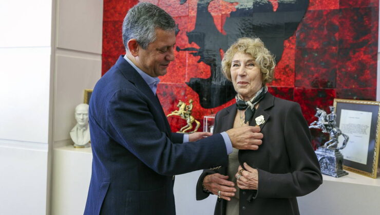 Ayşe Kulin, CHP’ye üye oldu: Rozetini Özgür Özel taktı