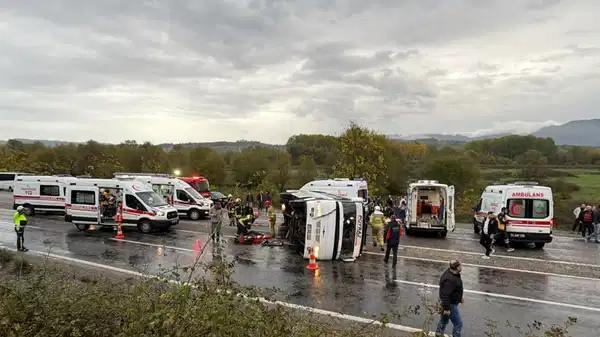 Bartın’da korkunç kaza… İşçi servisi devrildi: Ölü ve yaralılar var!