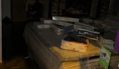 Beyoğlu’nda rögar taştı; halıcı dükkanı sular altında kaldı!