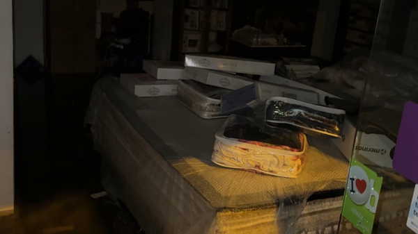 Beyoğlu’nda rögar taştı; halıcı dükkanı sular altında kaldı!