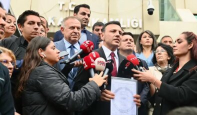 Bir ayda ikinci kez… Yeniden CHP İstanbul İl Başkanı seçilen Özgür Çelik mazbatasını aldı!