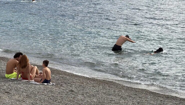 Bodrum’da sağanağa rağmen turistler denize girdi