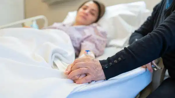 Bu da oldu! Kadın hastaya ‘erkek refakatçi’ yasağı: ‘Babaannesinin yanında kalmasına izin vermediler’