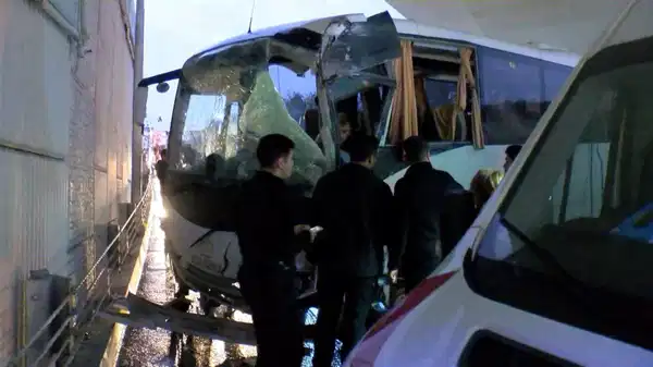 Çevik kuvvet otobüsü üst geçide çarptı: Polis araçta sıkıştı