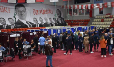 CHP İzmir İl Kongresi yapıldı: Yeni il başkanı seçilen Çağatay Güç kürsüde fenalaştı!