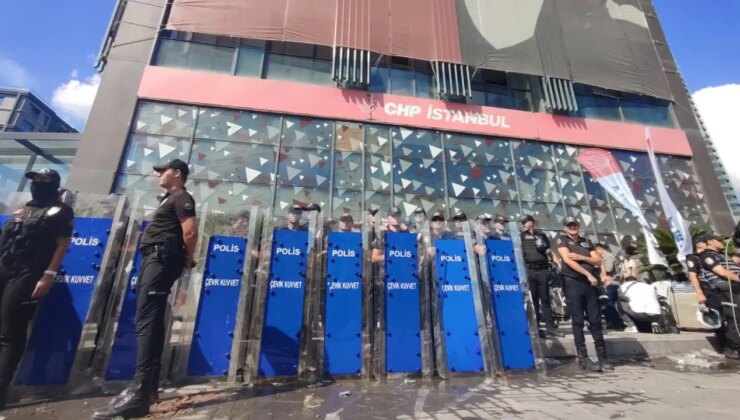 CHP’li Gökçen duyurdu: ‘İstanbul il binasının ablukaya alınmasını eleştiren gençler hala tutuklu’