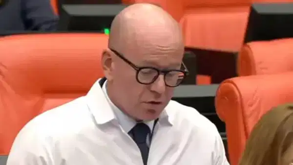 CHP’li Sarı’dan TBMM’de ‘eczacı önlüğü’ tepkisi