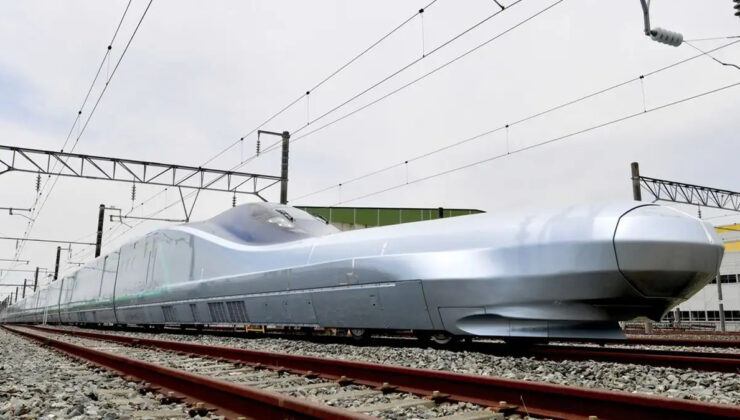 Çin’in CR450 hızlı treni 453 km/s hıza ulaşarak rekor kırdı