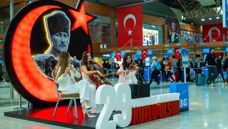 Cumhuriyet’in 102. yaşı Sabiha Gökçen Havalimanı’nda coşkuyla kutlandı: Yurttaşlara ‘Türk bayrağı rozeti’ hediyesi