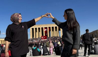 Cumhuriyet’in 102. yılında Anıtkabir’e akın: ‘Ata’mızın bize verdiği haklardan dolayı ayrı bir gurur ve şevk içindeyiz’