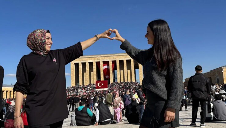 Cumhuriyet’in 102. yılında Anıtkabir’e akın: ‘Ata’mızın bize verdiği haklardan dolayı ayrı bir gurur ve şevk içindeyiz’