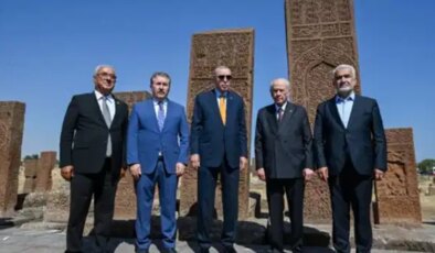 Cumhur’un küçük ortağından ‘Öcalan’ sloganlarına sert tepki: ‘Kafalarını ezip geçeceksin hepsi bu kadar…’