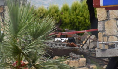 Dekoratif kemerin altında kalan çift hayatını kaybetti: Tutuklu sanık, okul yönetimini suçladı