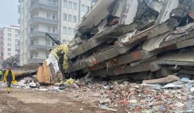 Depremde 80 kişiye mezar olan Yukarı Şehir Kooperatif Evleri davası… Müşteki avukatı açıkladı: ‘Sanık İşitmen’in Mersin’den kaçak şekilde gemiyle Londra’ya gittiğini öğrendik’