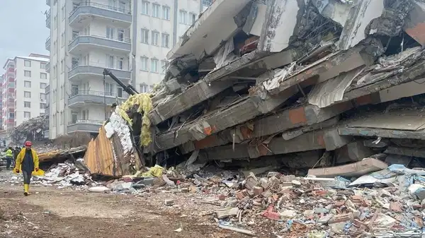 Depremde 80 kişiye mezar olan Yukarı Şehir Kooperatif Evleri davası… Müşteki avukatı açıkladı: ‘Sanık İşitmen’in Mersin’den kaçak şekilde gemiyle Londra’ya gittiğini öğrendik’