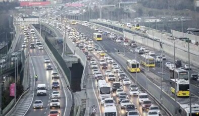 Depremden korkan yurttaş yollara döküldü: İstanbul’da trafik kitlendi!