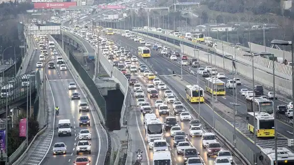 Depremden korkan yurttaş yollara döküldü: İstanbul’da trafik kitlendi!
