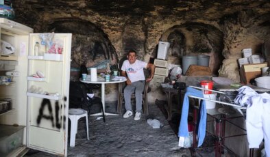Depremden sonra yaşamaya başladığı mağaradan çıkartılıyor!