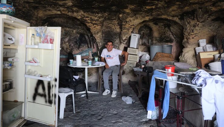 Depremden sonra yaşamaya başladığı mağaradan çıkartılıyor!