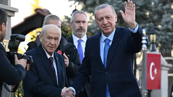 Devlet Bahçeli 29 Ekim resepsiyonuna katılmadı… Kulisler hareketlendi: AKP yeni ittifak arayışı içinde mi?