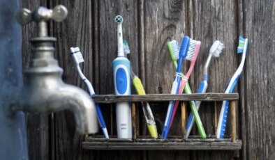 Diş fırçanız bakteri yuvası: Ne sıklıkla değiştirmelisiniz, banyoda nereye koymalısınız?