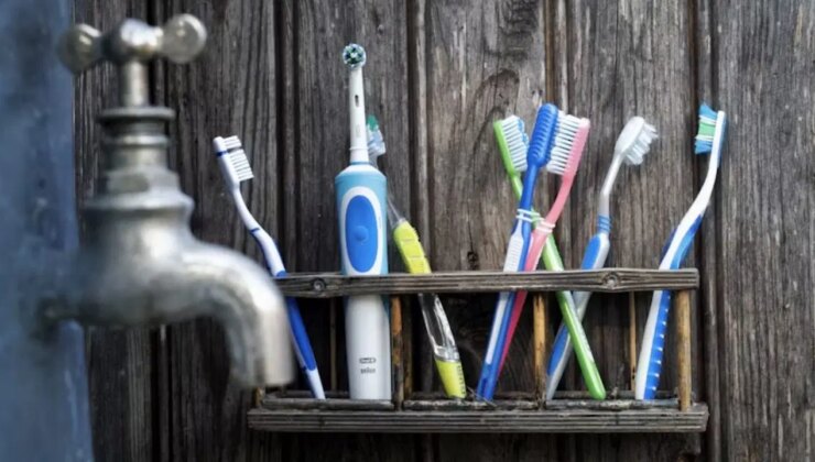 Diş fırçanız bakteri yuvası: Ne sıklıkla değiştirmelisiniz, banyoda nereye koymalısınız?