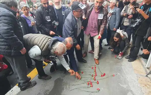 Dostları Hakan Tosun için yürüdü.. “Cinayetin üzerindeki sis perdesi kaldırılmadıkça adalet duygusu yeniden inşa edilemez”