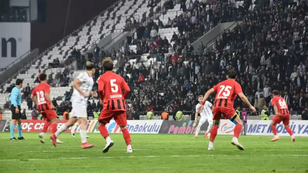 Elazığspor–Kastamonuspor maçı öncesi ‘şarkı’ krizi! MHP’li vekil sinirden deliye döndü: Yönetimi yerden yere vurdu!