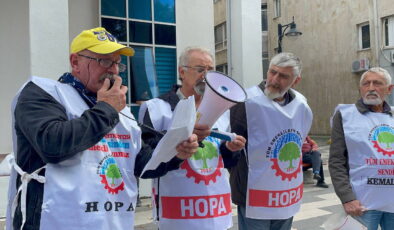 Emekliler Hopa’da “Geçinemiyoruz” eylemi yaptı