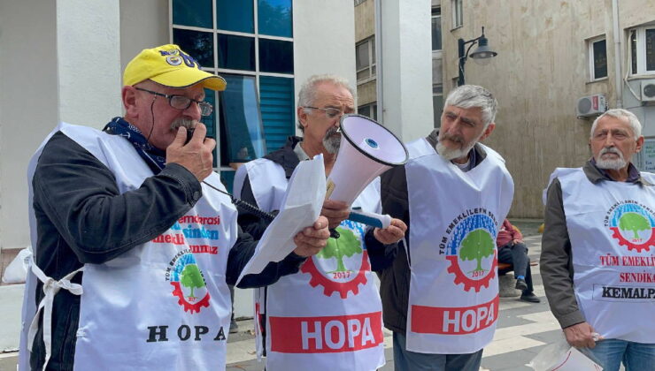Emekliler Hopa’da “Geçinemiyoruz” eylemi yaptı