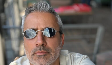 Emrah sahnelere dönüyor! Yeni tarzı dikkat çekti