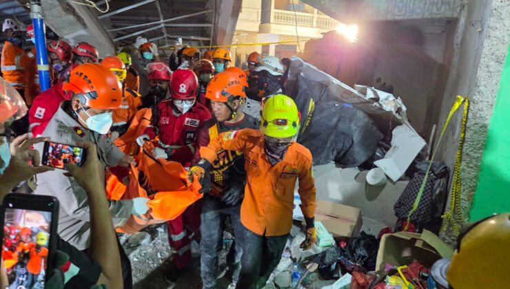 Endonezya’da okul binasının çökmesi sonucu ölenlerin sayısı 63’e çıktı