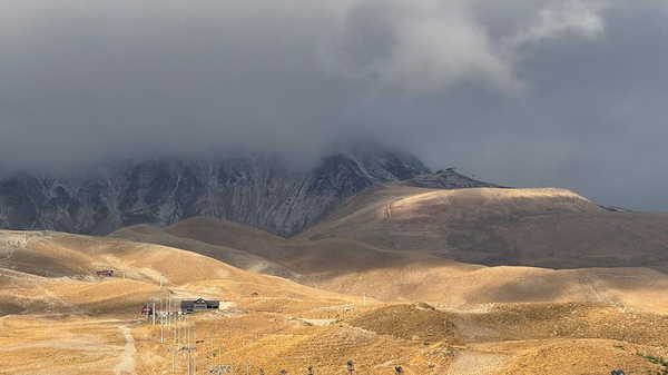 Erciyes’in zirvesine kar yağdı