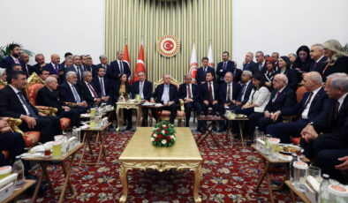 Erdoğan ve siyasi liderler yan yana… Gündem olan o fotoğrafın arka planı sızdı: ‘O kare, tamamen önceden kurgulanmış bir sahne’