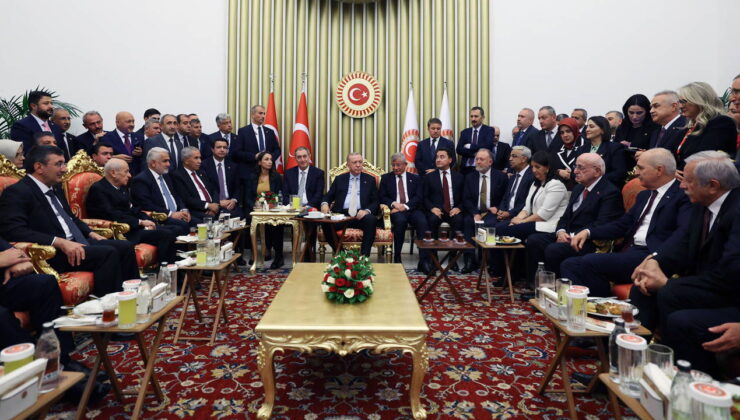 Erdoğan ve siyasi liderler yan yana… Gündem olan o fotoğrafın arka planı sızdı: ‘O kare, tamamen önceden kurgulanmış bir sahne’