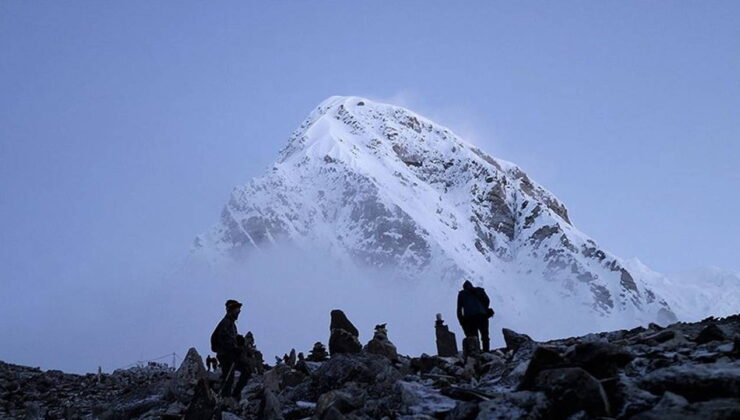 Everest Dağı’nda kar fırtınası: Yaklaşık 1000 kişi mahsur kaldı