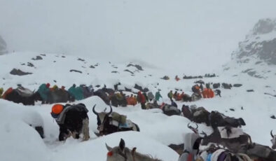 Everest’te mahsur kalan bin dağcı, gruplar halinde kurtarılıyor