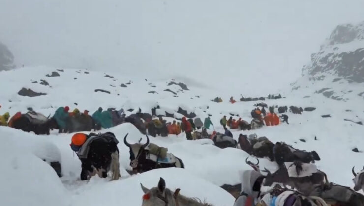 Everest’te mahsur kalan bin dağcı, gruplar halinde kurtarılıyor