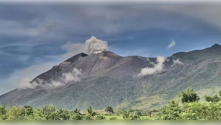 Filipinler’de volkan paniği: Kanlaon Yanardağı patladı